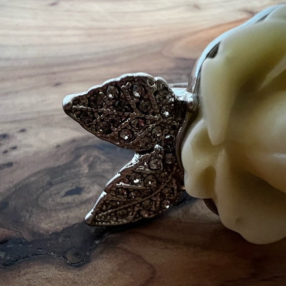 🌹Beautiful Ivory Rose Ring W/ Jewelled Leaves - Picture 7 of 14